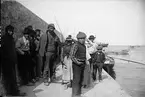 Drottning Victorias bilder. Inhemsk grupp vid båthamnen. Torligen hamnen i Capri.