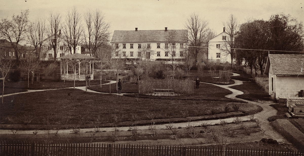 Hytta i Brattfors vid Lungälven, Filipstads kommun med lancashirehärdar och stångjärnshammare. Omnämnt i jordeboken 1540. Hyttan nedlades 1920.