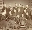 Persongrupp, foto, 1860-talet. Bland de sittande märkas två äldre män i helskägg, en hr Felenius och smidesdir. på Jernkontorets stat Carl Johan Böös. Ur Ludvig Andreas Hubendicks samling.