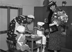 Kronprinsessan Louise besöker en förskola i Uppsala 1937