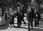 Prinsessan Ingeborg med sällskap i Linnéträdgården, Uppsala 1944