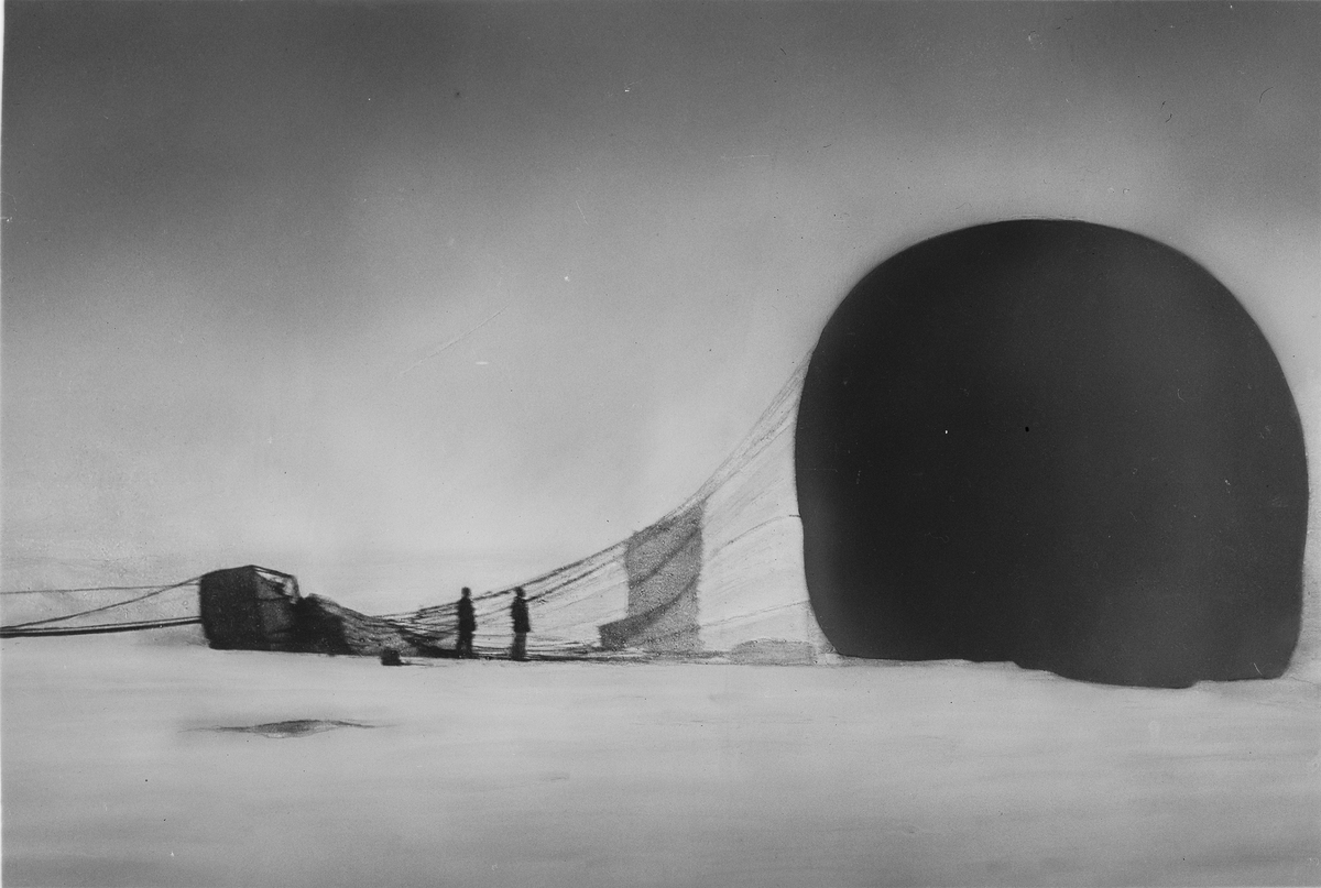 "Örnen" omedelbart efter landningen på isflaket den 14 juli 1897. Framtagning av bilderna gjordes av docent John Hertzberg år 1930 på Fotografi, Tekniska Högskolan.