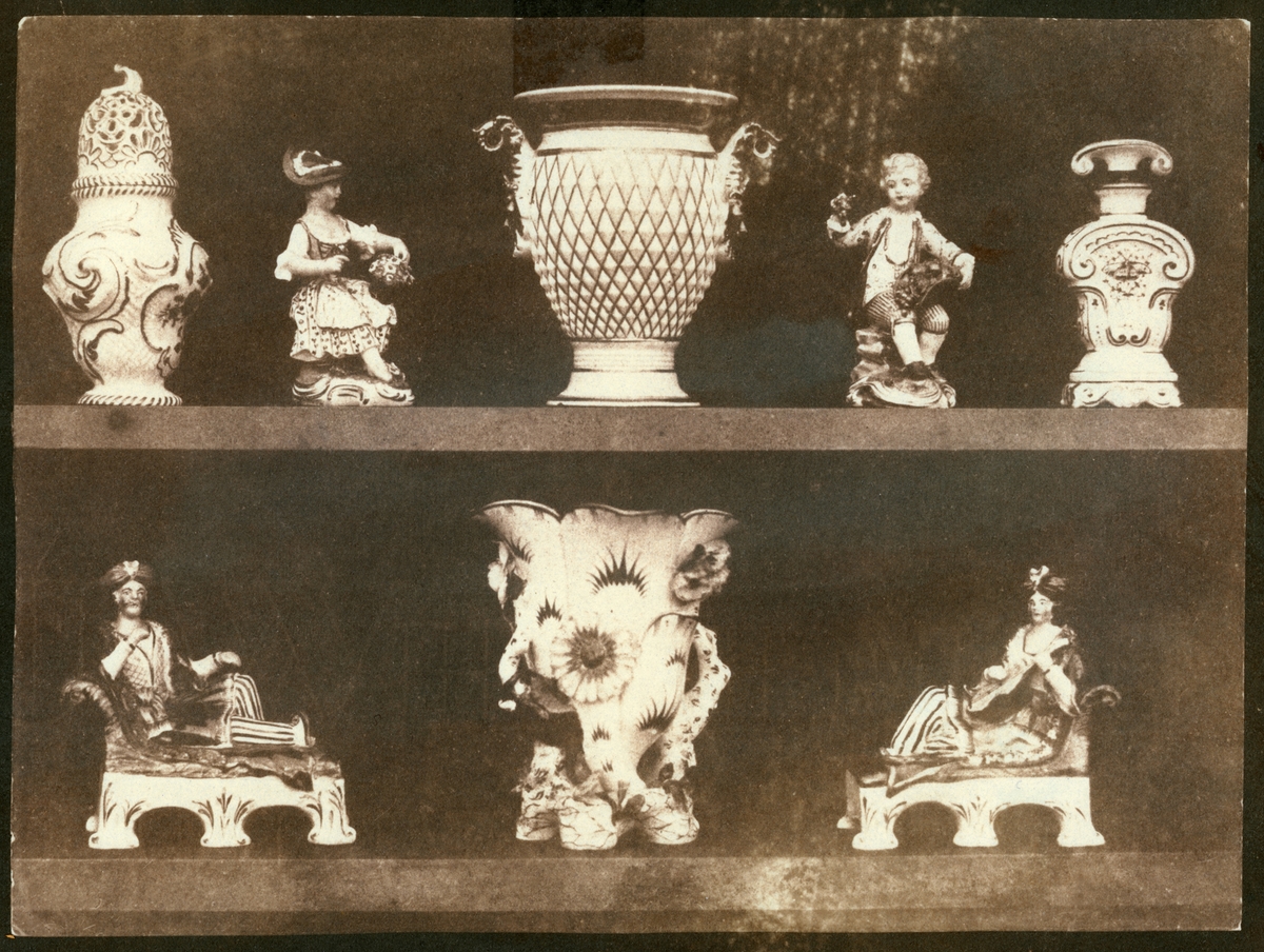 Originalkalotyp. "Porslin på två hyllor". Fotografiet är taget utomhus, på landet vid Lacock Abbey, troligen 1841/ 1842.
På papper med vattenstämpel.