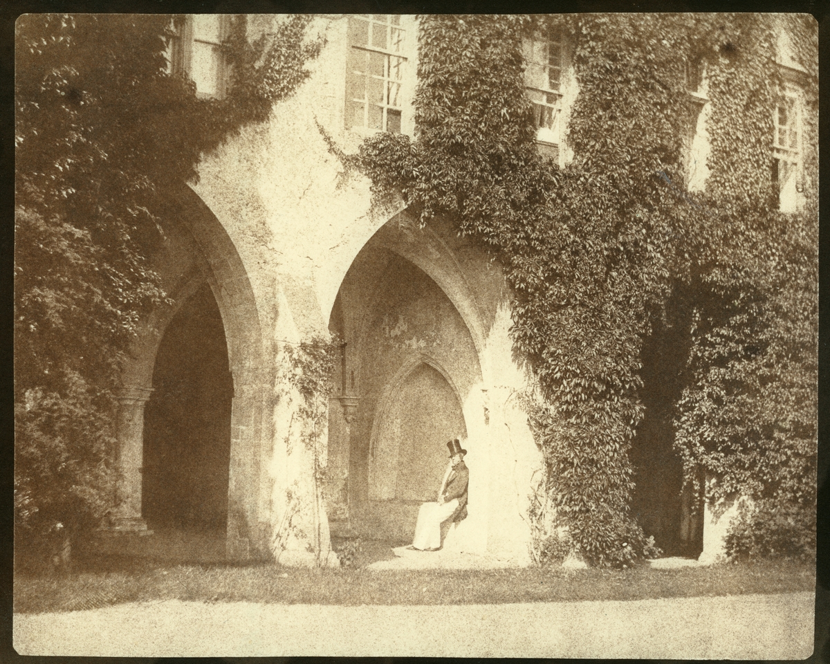Originalkalotyp. "The Ancient Vestry", eller Calvert Jones vid Lacock Abbey, troligen den 9 september, 1845.
