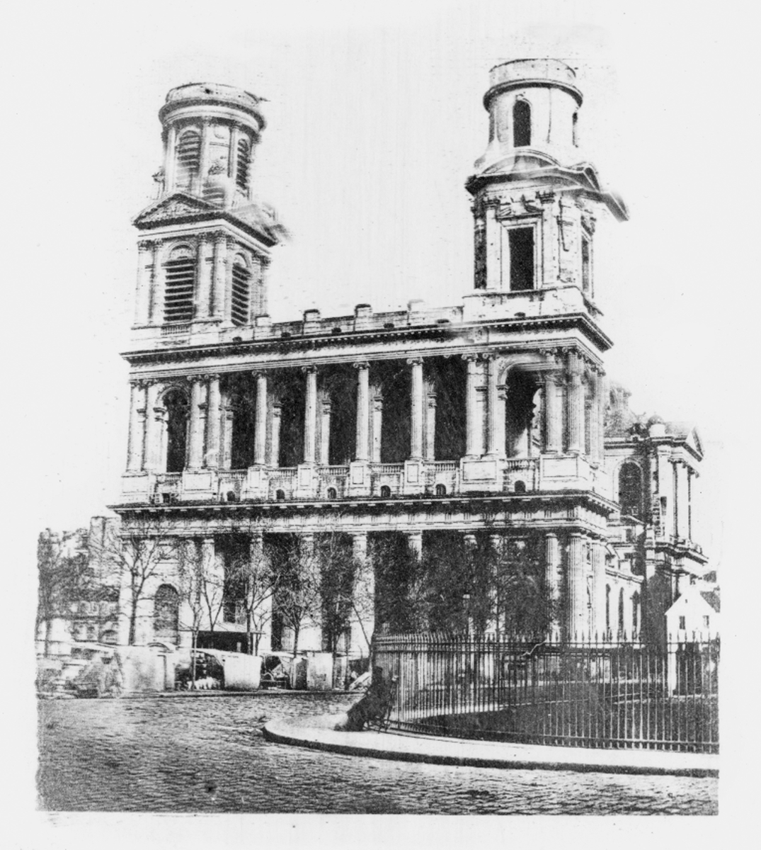 Fotogravyr. Gjort efter ett collodiumnegativ på glas. Belyst genom ett hartsraster. Kyrkan St Sulpice i Paris.