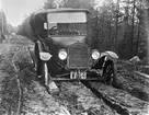 Ford T i Dalarna som fastnat i väglaget. Foto omkring 1922.