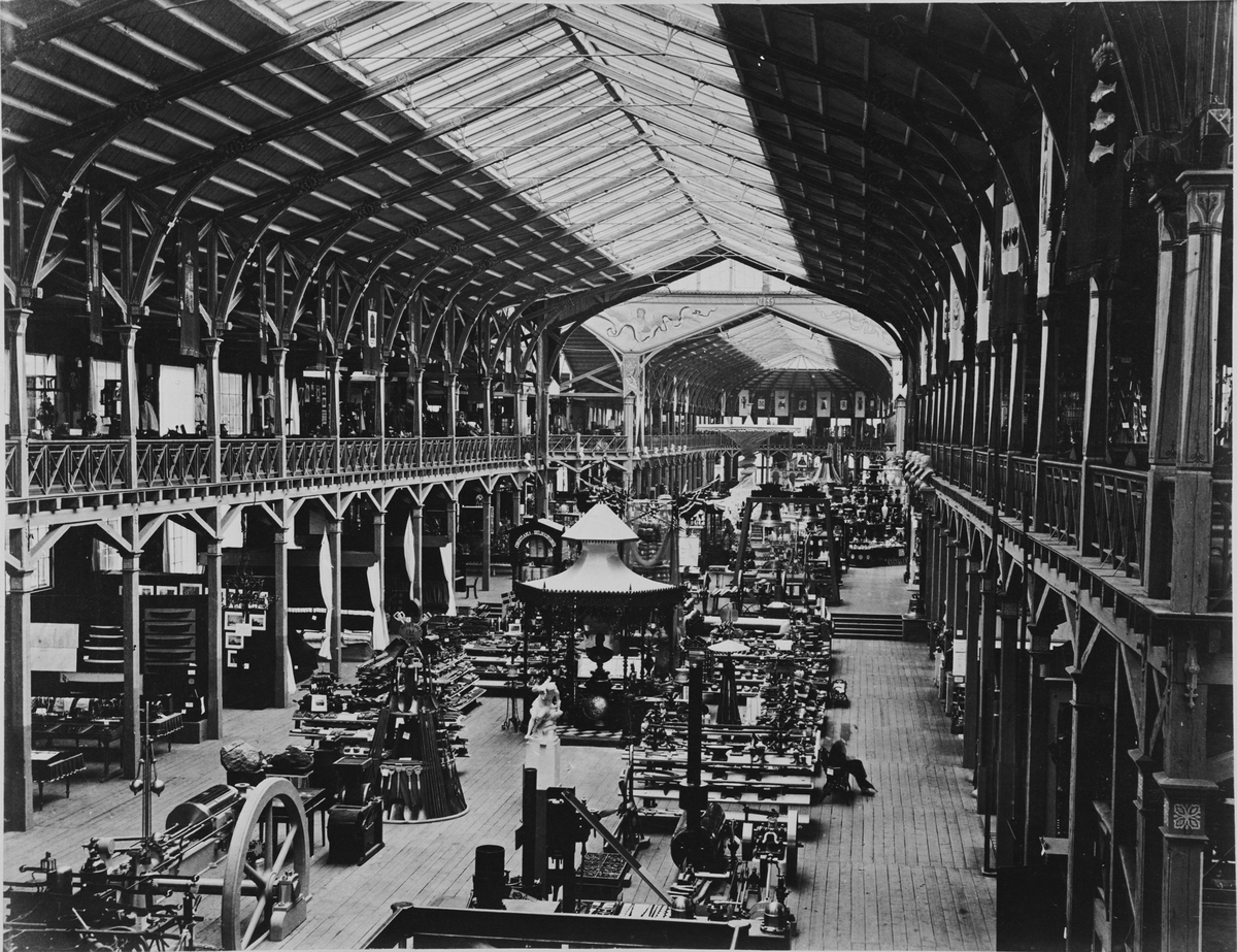 Industriutställningen i Stockholm 1866. Interiörbild från maskinhallen som var belägen i Kungsträdgården i Stockholm.