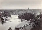 Trollhättan. Vattenfall med kyrka i bak grunden. Göta Älv med inliggande träindustrier.