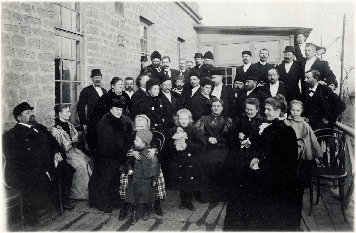 "Villa Petrolea". På "klubbens" balkong.
Bilden ingår i två stora fotoalbum efter direktör Karl Wilhelm Hagelin som arbetade länge vid Nobels oljeanläggningar i Baku.