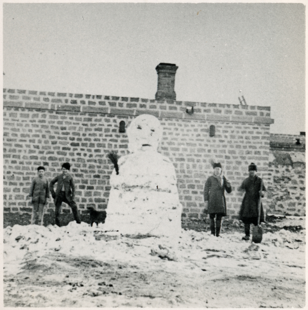 Snögubbe vid "Villa Petrolea".
Bilden ingår i två stora fotoalbum efter direktör Karl Wilhelm Hagelin som arbetade länge vid Nobels oljeanläggningar i Baku.