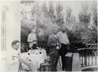 Hos Gadschinsky i Bugovna. Norra Apscheron.
Bilden ingår i två stora fotoalbum efter direktör Karl Wilhelm Hagelin som arbetade länge vid Nobels oljeanläggningar i Baku.