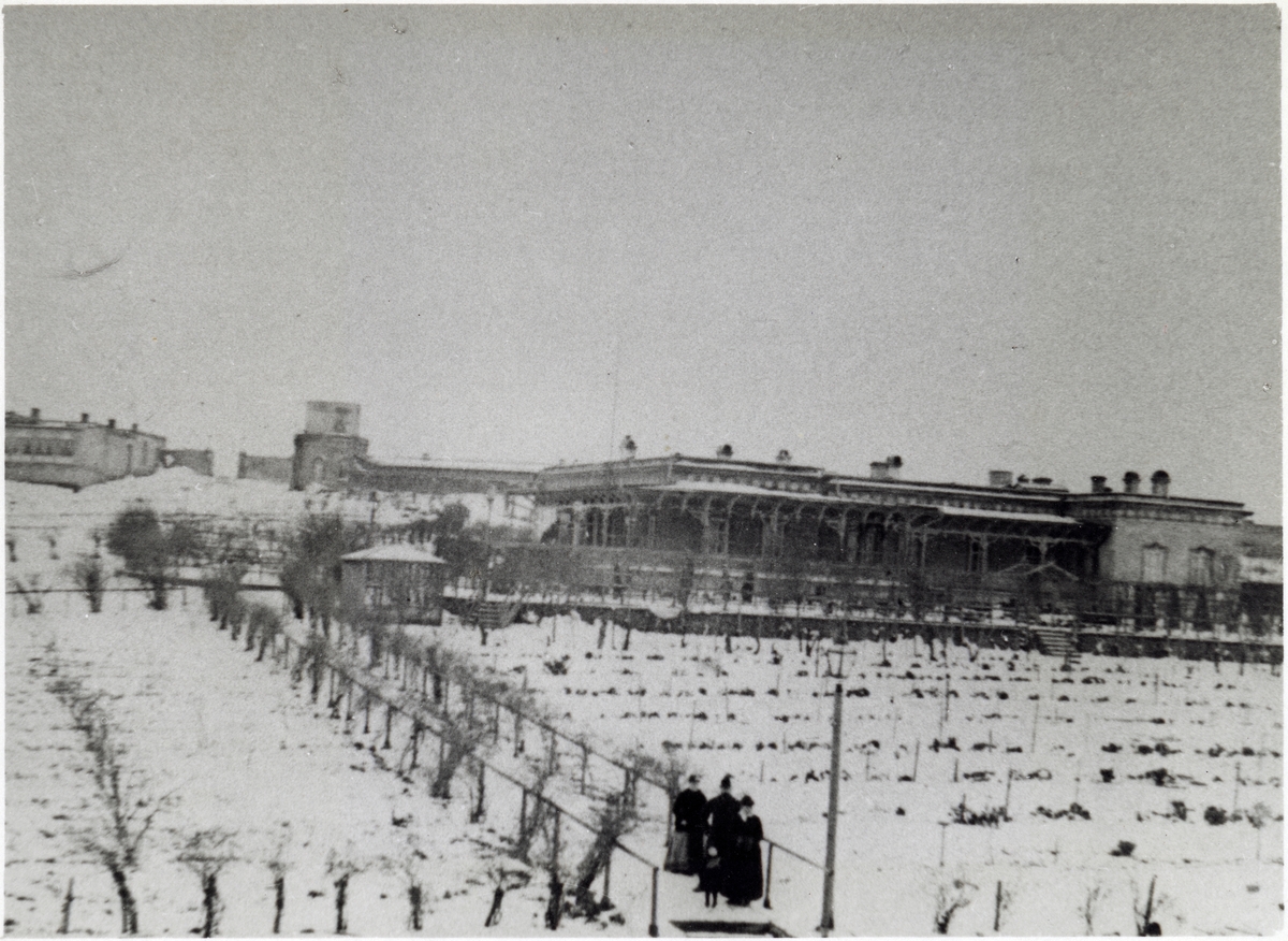 "Villa Petrolea" i vinterskrud.
Bilden ingår i två stora fotoalbum efter direktör Karl Wilhelm Hagelin som arbetade länge vid Nobels oljeanläggningar i Baku.