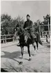 K.W. Hagelin till häst.
Bilden ingår i två stora fotoalbum efter direktör Karl Wilhelm Hagelin som arbetade länge vid Nobels oljeanläggningar i Baku.