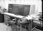 Dokumentation av byggandet av matematikmaskinen BESK på Drottninggatan i Stockholm. Manöverbord från tidigt skede innan bildrör monterats.