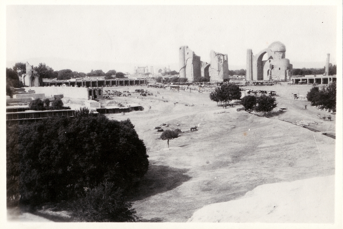 Vy över Bibi Khonym-moskén i Samarkand, Uzbekistan i Centralasien. Moskén förstördes vid en jordbävning 1897 och återuppfördes i slutet av 1900-talet.
Bilden ingår i två stora fotoalbum efter direktör Karl Wilhelm Hagelin som arbetade länge vid Nobels oljeanläggningar i Baku.