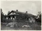 K.W.Hagelins villa i Lovisa.
Bilden ingår i två stora fotoalbum efter direktör Karl Wilhelm Hagelin som arbetade länge vid Nobels oljeanläggningar i Baku.