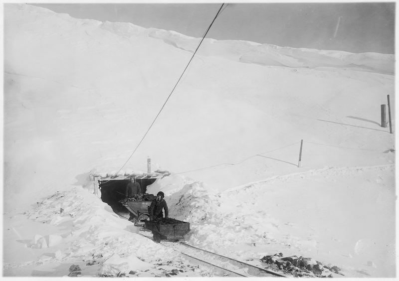 Sveagruvan på Spetsbergen. Den första kolvagnen 1918. TEKA0107616