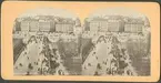 Stereobild med Stockholmsvy. Vy över Norrbro mot Gustav Adolfs torg. Möjligen vid tiden för Industriutställningen 1866.