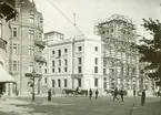 Foto från byggnationen av Dramatens jugendinspirerade nybyggnad (1901-1908) vid Nybroplan i Stockholm.
Byggnaden blev färdig 1908.Byggherre var Per Axel Ludvig Lindahl (1858-1934) civilingenjör, byggnadskonstruktör och överstelöjtnant vid Väg- och vattenbyggnadskåren.