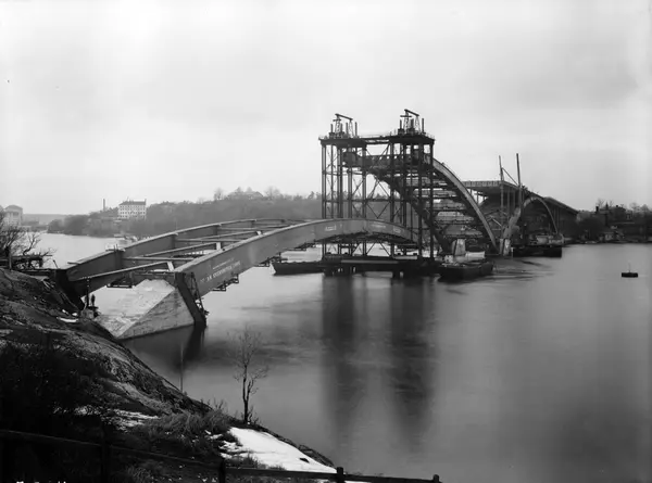 Västerbron under uppbyggnad. Här pågår upphissning av sista 
