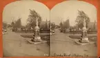 Stereobild av människor på promenad i park. Dryckesfontän. Okänd plats.