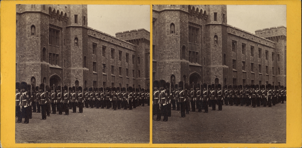 Stereobild av soldater marcherande vid Tower of London.