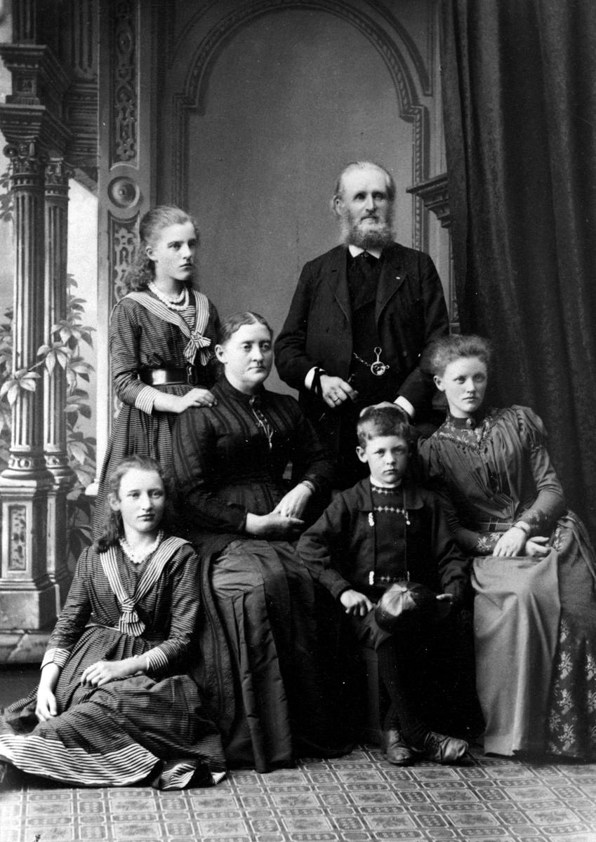 Helge Væringsaasen med familie. Fotograf Thea Nilsen Laurvig