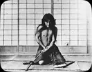 Samuraj med svärd. Möjligen visande utförandet av det rituella självmordet s.k. seppuku.