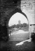 Ljusbild, fotografi från Nordiska arkitekturmötet på Gotland 1920. Vy genom port i ringmuren, Visby.