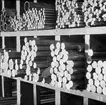 Ljusbild gällande tillverkning av aluminium och lättmetall i slutet av 1920- talet. Staplat med runda träbitar.