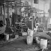 Ljusbild gällande tillverkning av aluminium och lättmetall i slutet av 1920- talet. Verkstadsbild.