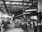 Ljusbild gällande tillverkning av aluminium och lättmetall i slutet av 1920- talet. Arbetande män i verkstad.