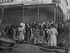 Skioptikonbild från A.W. Cronquists besök i Baku- oljedistrikt 1903.
Gatumarknad i Baku.