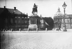 Skioptikonbild med motiv av Kungliga slottet, Amalieborg i Köpenhamn.
Bilden har förvarats i kartong märkt: Köpenhamn 8. 1908. Text på bild: 