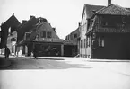 Skioptikonbild med motiv från Esberg, Danmark. Cykelbutiken Adler' Cykler.
Bilden har förvarats i kartong märkt: Helsingör 3. Esbergårda. Hornbek. Helsingborg. 1904.