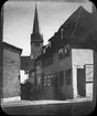 Skioptikonbild med motiv från Esberg, Danmark. Stadsbild med kyrka i bakgrunden.
Bilden har förvarats i kartong märkt: Helsingör 3. Esbergårda. Hornbek. Helsingborg. 1904.