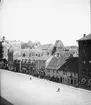 Skioptikonbild med motiv av torget i Helsingborg, sett från Rådhuset.
Bilden har förvarats i kartong märkt: Helsingborg 8. 1908.. Text på bild: 