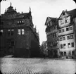 Skioptikonbild med motiv av gränd i Cassel (Kassel) eller Nürnberg.
Bilden har förvarats i kartong märkt: 1904 Cassel. Nurnberg. X.