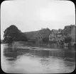 Skioptikonbild med motiv av hus invid floden Pegnitz, Nürnberg.
Bilden har förvarats i kartong märkt: 1904 Cassel. Nurnberg. X.