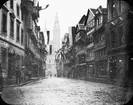 Skioptikonbild med motiv från gata i Braunschweig, i bakgrunden Burg Dankwarderode?
Bilden har förvarats i kartong märkt: Resan 1907. Braunschweig 4. Gosslar 4.