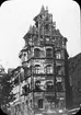 Skioptikonbild med motiv av äldre hus i Nürnberg.
Bilden har förvarats i kartong märkt: Nürnberg XII.  1901