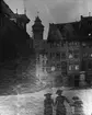 Skioptikonbild med motiv av två kvinnor i hatt med flicka på gata i Nürnberg, nattetid?
Bilden har förvarats i kartong märkt: Nürnberg 1901. VIII.