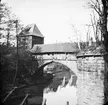 Skioptikonbild med motiv Fleischerbrügge (Slaktarens bro) över floden Pegnitz.
Bilden har förvarats i kartong märkt: Nürnberg 1901. V.