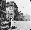 Skioptikonbild med motiv av torghandel i Bamberg.
Bilden har förvarats i kartong märkt: Resan 1907. Bamberg. 20. Text på bild: 