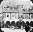 Skioptikonbild med motiv av Hotel Kaiserworth vid torget i Goslar.
Bilden har förvarats i kartong märkt: Resan 1907. Goslar 8. Text på bild: 