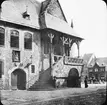 Skioptikonbild med motiv av rådhuset vid torget i Goslar.
Bilden har förvarats i kartong märkt: Resan 1907. Gosslar 8. Text på bild: 