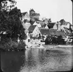 Skioptikonbild med motiv från floden Enz vid  Neckar i Besigheim.
Bilden har förvarats i kartong märkt: Resan 1907. Besigheim 8. 29