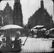 Skioptikonbild med motiv av Schöner Brunnen (fontän) i Nürnberg.
Bilden har förvarats i kartong märkt: Resan 1907. Bamberg 2. Nürnberg 6. 295.. Text på bild: 