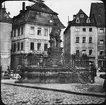 Skioptikonbild med motiv av fontänen Neuptunusbrunn i Bamberg.
Bilden har förvarats i kartong märkt: Resan 1907. Bamberg 8. 19. Text på bild: 