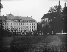 Skioptikonbild med motiv av Fürstliches Schloss, Donaueschingen.
Bilden har förvarats i kartong märkt: Resan 1908. Donaueschingen 3. Hornberg 4.